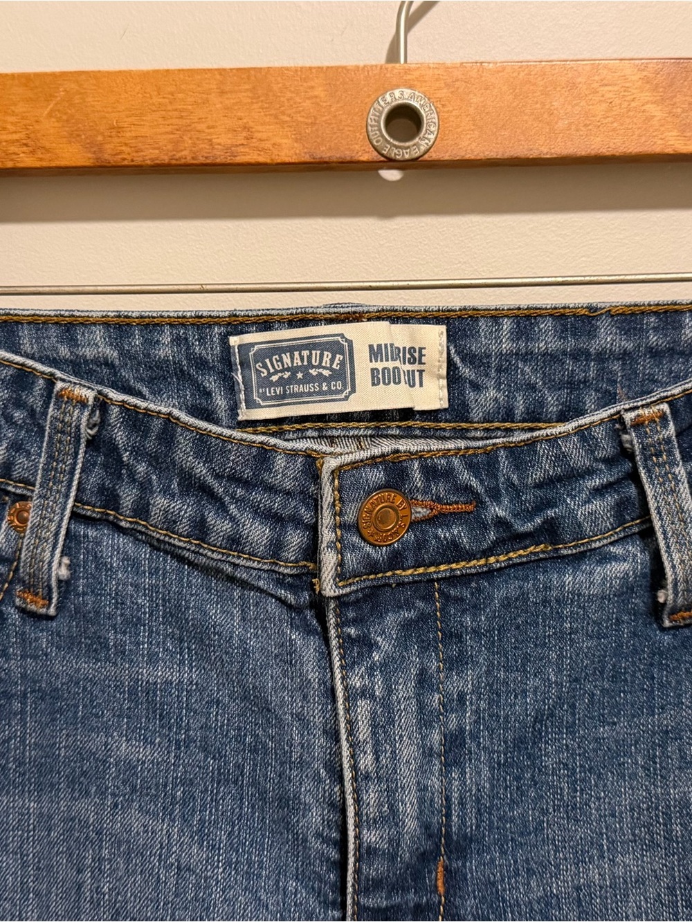 Y2K Mid Rise Levi’s - Picture 2 of 6